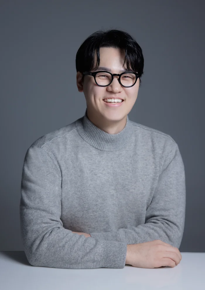 가람세무회계 세금 컨설팅 안경을 쓰고 밝게 미소 짓는 대표 세무사